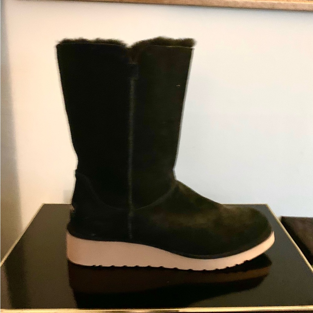 ☃️ UGG NEW Koolabura FAB real SHERLING BOOTS. SZ 8.5. Stylishly Slim 10.5 high